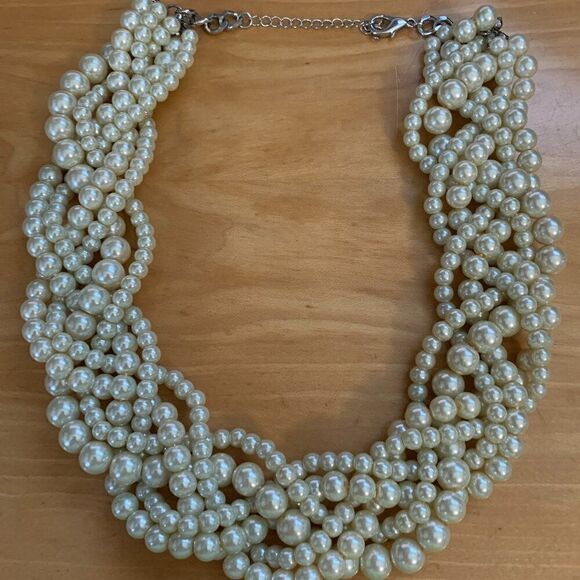 Pearl Necklace that "Makes a Statement" - Picture 2 of 7